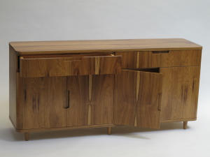 Comoda en Peteribí macizo